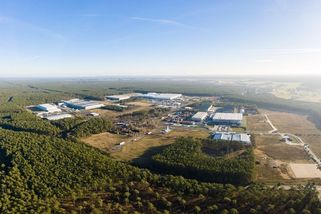 Zpožděná továrna Tesly v Německu začne vyrábět v říjnu, doufá Musk - Novinky